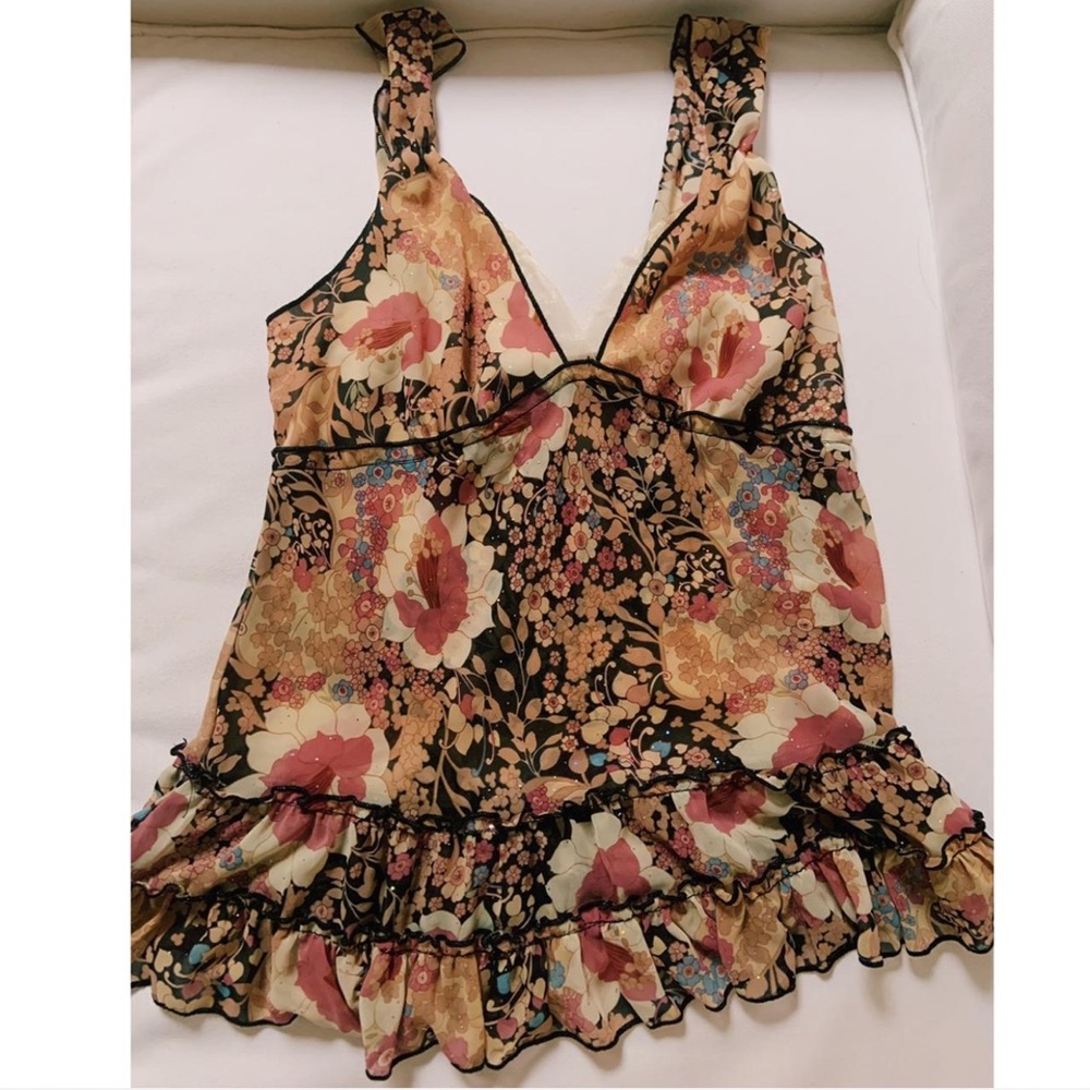 Floral Sleeveless Blouse with Ruffle Hem